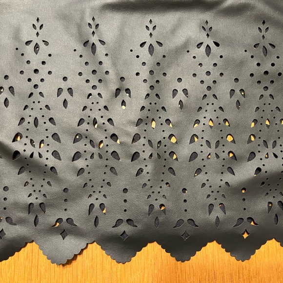 Gorgeous faux leather short dress, with laser cut detailing in the hem. XL. - Picture 5 of 7